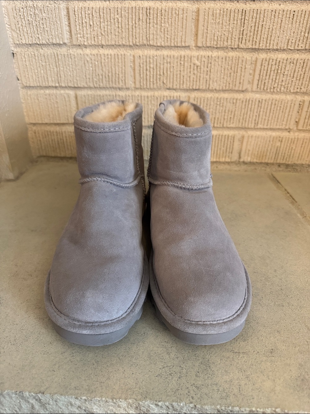 Like new Bearpaw boots